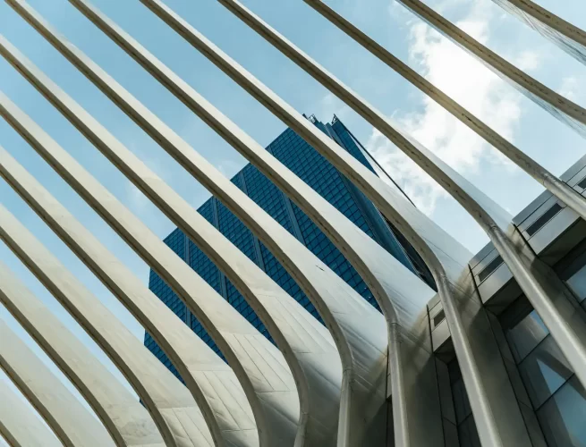 marketing digital para empresas de manufactura en Chile, planta de producción con línea de fabricación metalmecánica
