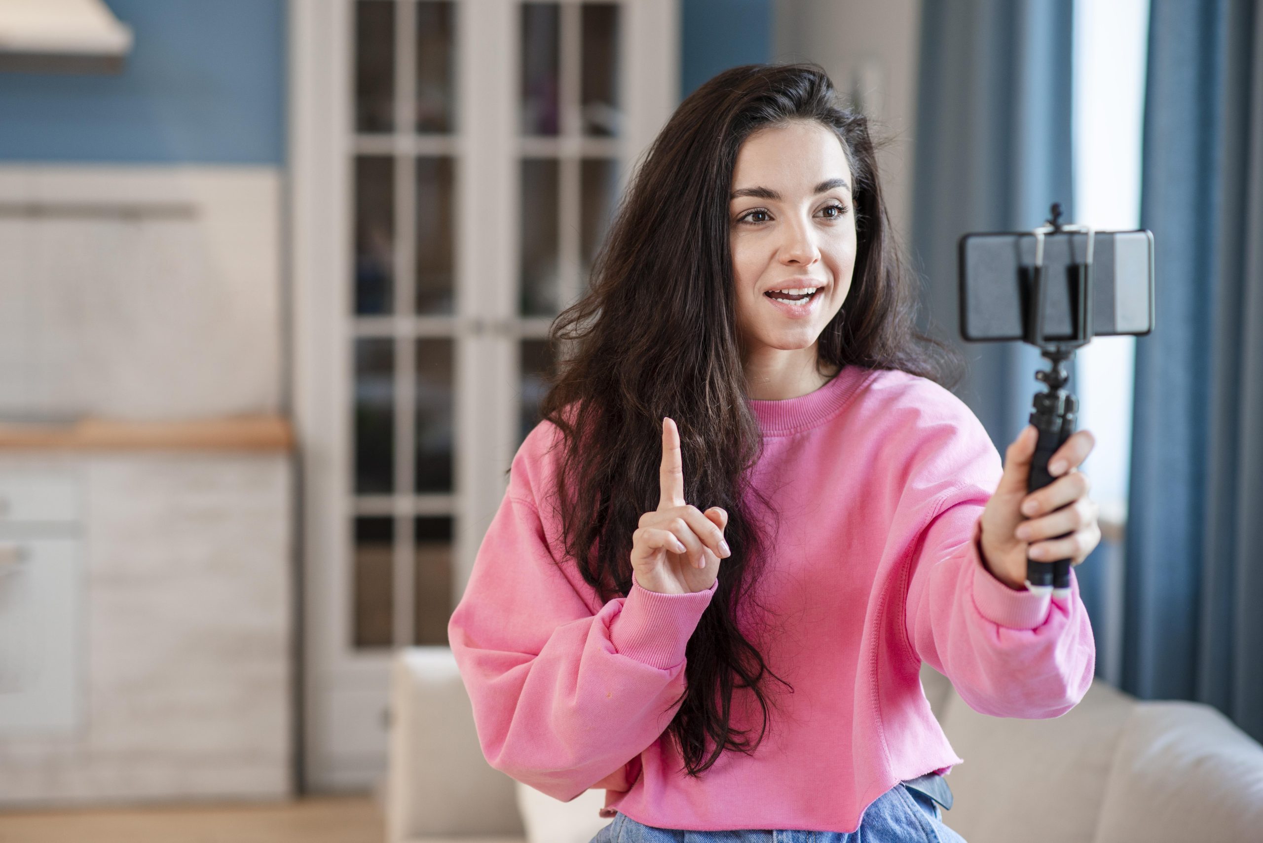 joven-blogger-usando-selfie-stick-hablando-telefono Influencers marketing